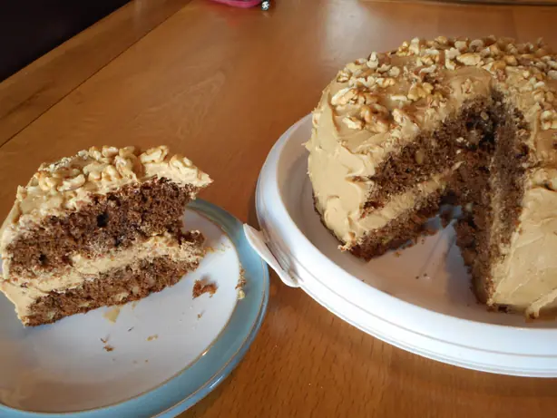 Foto von Britischer Kaffee-Walnuss-Kuchen (Coffee and Walnut Cake) – fertig angerichtet
