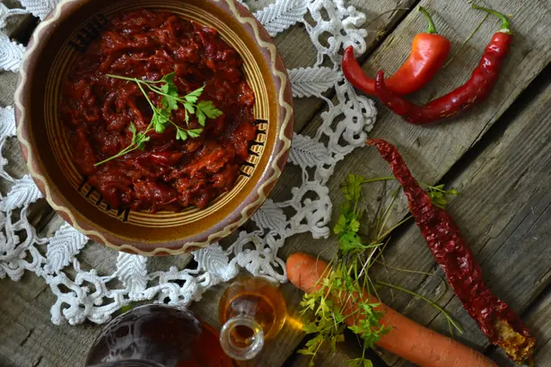 Foto von Bulgarische Ljutenica - Würzige Paprika-Auberginen-Paste – fertig angerichtet