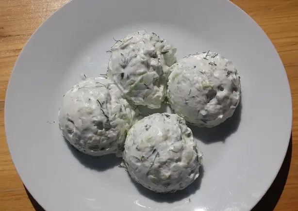 Foto von Bulgarischer Schneewittchen-Salat (Sneschanka) – fertig angerichtet