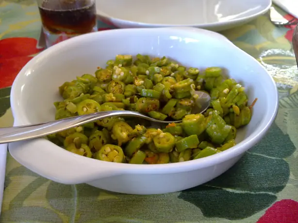 Foto von Caruru – Brasilianischer Okra-Eintopf mit Garnelen und Erdnüssen – fertig angerichtet