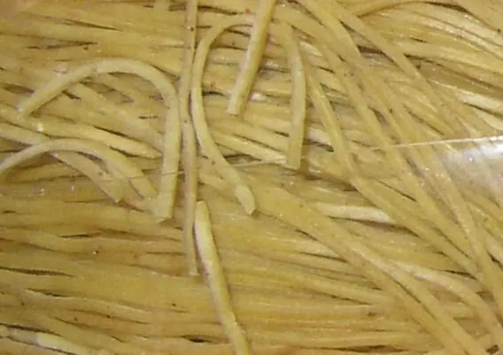 Foto von Chinesische Garnelenrogen-Nudeln – fertig angerichtet