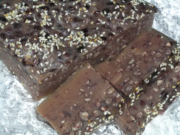 Foto von Chinesischer Rote-Bohnen-Kuchen (Hong Dou Gao) – fertig angerichtet