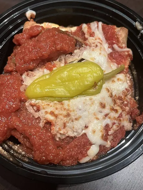 Foto von Der legendäre Hot Dago – Würziger Italian-Sausage-Burger aus St. Paul – fertig angerichtet