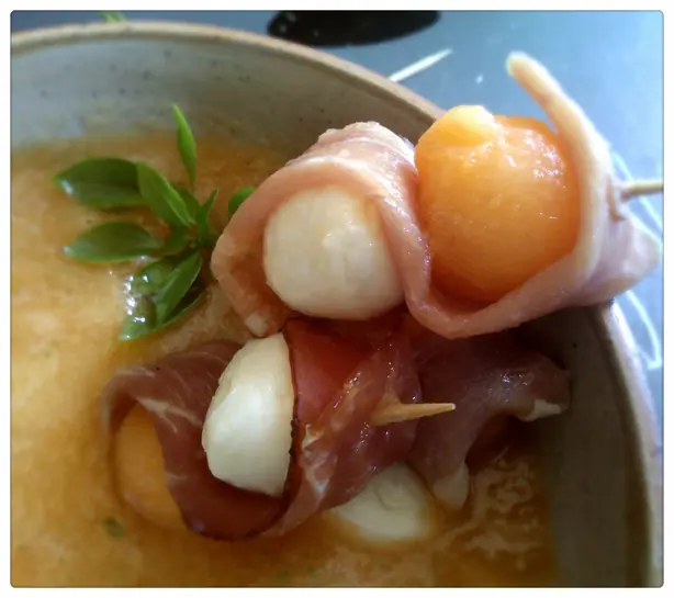 Foto von Erfrischende Gekühlte Cantaloupe-Melonensuppe – fertig angerichtet