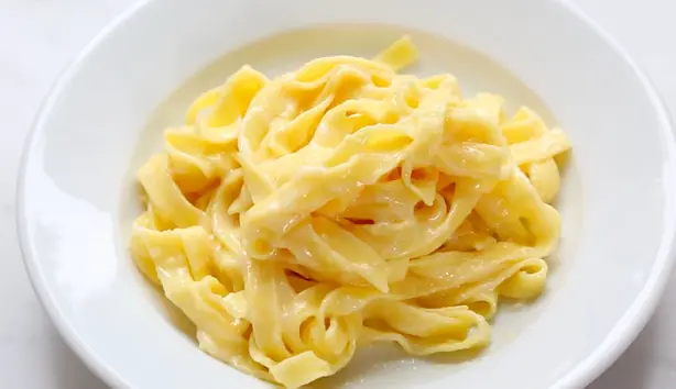 Foto von Fettuccine Alfredo – fertig angerichtet