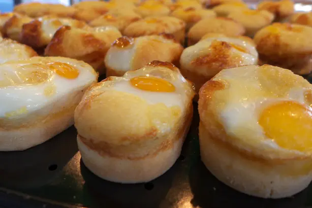 Foto von Gyeranppang (Koreanisches Eierbrot) - Der süß-herzhafte Streetfood-Klassiker – fertig angerichtet