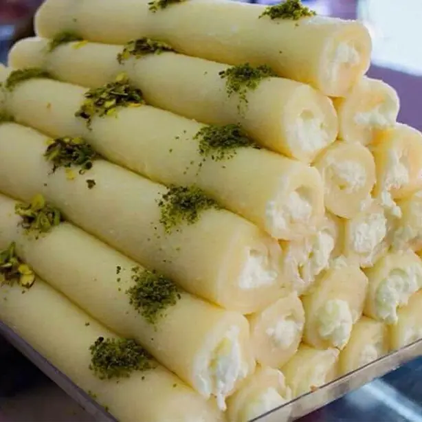 Foto von Halawet el Jibn – Syrische Süßspeise mit Grieß-Käse-Teig und Aschta-Füllung – fertig angerichtet