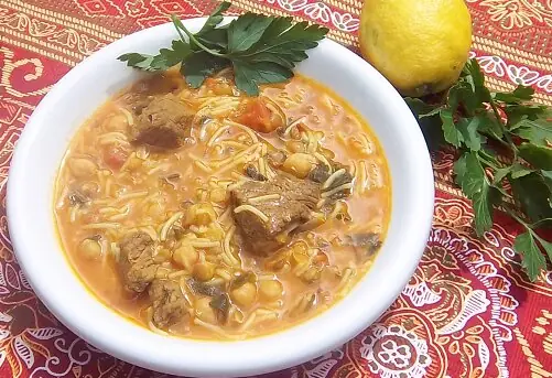 Foto von Harira - Die traditionelle marokkanische Fastensuppe – fertig angerichtet