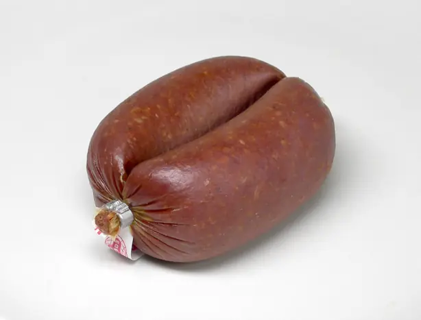 Foto von Hausgemachte Sucuk (Würzige Knoblauchwurst) – fertig angerichtet