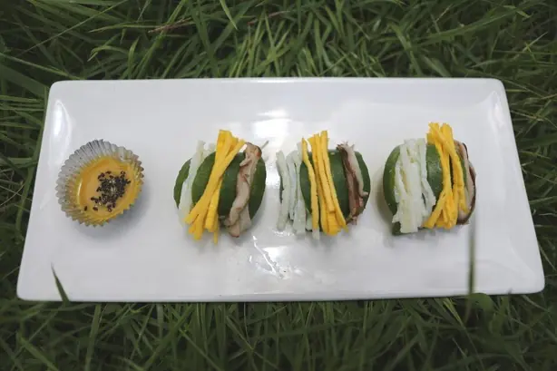 Foto von Hobakseon (Gefüllte Zucchini) - Ein königlicher Klassiker der koreanischen Hofküche – fertig angerichtet