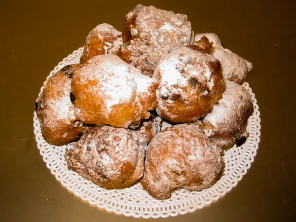 Foto von Holländische Oliebollen - Das Original Silvester-Gebäck – fertig angerichtet