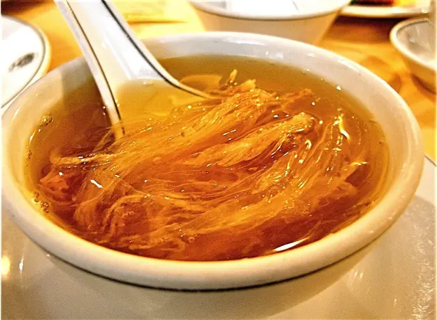 Foto von Hongkonger Streetfood-Suppe (Falsche Haifischflossensuppe) – fertig angerichtet