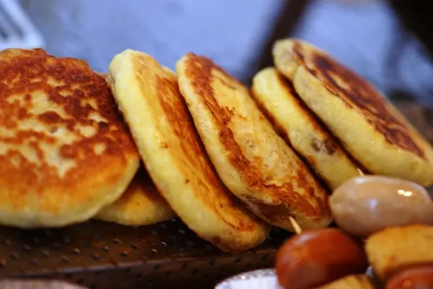 Foto von Hotteok (호떡) – Koreanische süße Pfannkuchen mit Zimt-Nuss-Füllung – fertig angerichtet