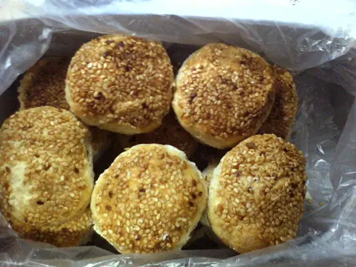 Foto von Huangqiao Sesamkuchen (Huangqiao Shaobing) – Der knusprige Klassiker aus Jiangsu – fertig angerichtet