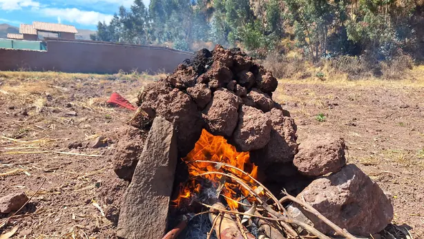 Foto von Huatia (Traditioneller Peruanischer Erdofen) – fertig angerichtet