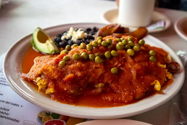 Foto von Huevos Motuleños – Das authentische Frühstück aus Yucatán – fertig angerichtet