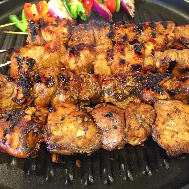 Foto von Huli-Huli Hähnchen - Das hawaiianische Grill-Original – fertig angerichtet