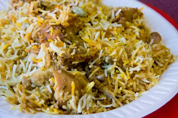 Foto von Hyderabadi Kacchi Dum Biryani – Der königliche Klassiker aus Indien – fertig angerichtet