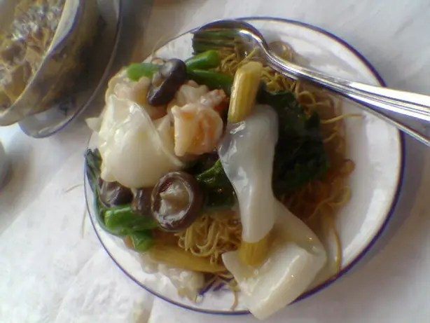 Foto von Ifumi - Knusprige indonesische Nudeln mit herzhafter Cap Cay Sauce – fertig angerichtet