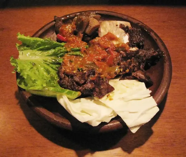 Foto von Iga Penyet - Indonesische 'Gequetschte' Rinderrippchen mit feurigem Sambal – fertig angerichtet