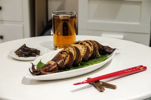 Foto von Ikameshi - Gefüllter Tintenfisch mit Klebreis nach Hokkaido-Art – fertig angerichtet