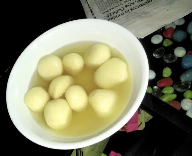 Foto von Indische Roshogolla (Süße Quarkbällchen im Sirup) – fertig angerichtet