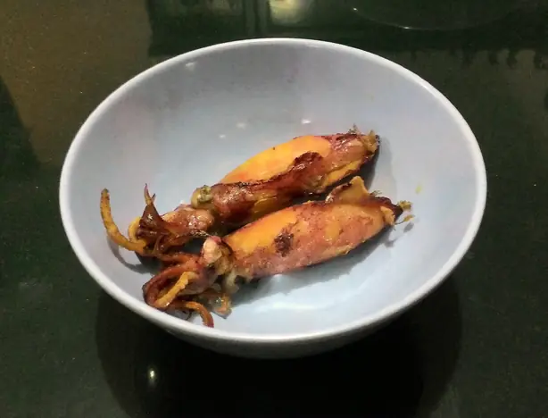 Foto von Indonesischer gebratener Salztintenfisch mit grünen Chilis (Oseng Cumi Asin Cabai Hijau) – fertig angerichtet