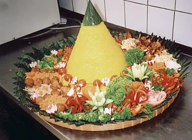 Foto von Indonesisches Tumpeng (Festlicher gelber Reis) – fertig angerichtet