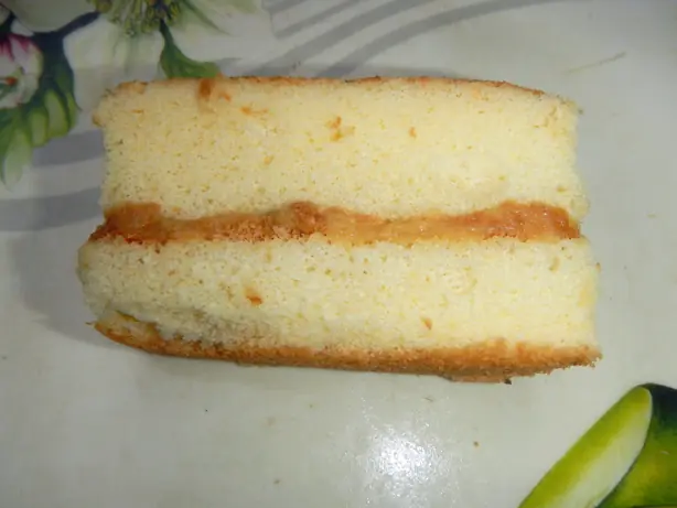 Foto von Inipit - Philippinisches Biskuit-Sandwich mit cremiger Füllung – fertig angerichtet