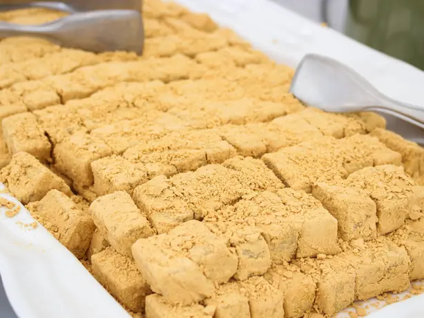 Foto von Injeolmi - Zarte koreanische Reiskuchen im nussigen Sojamehl-Mantel – fertig angerichtet