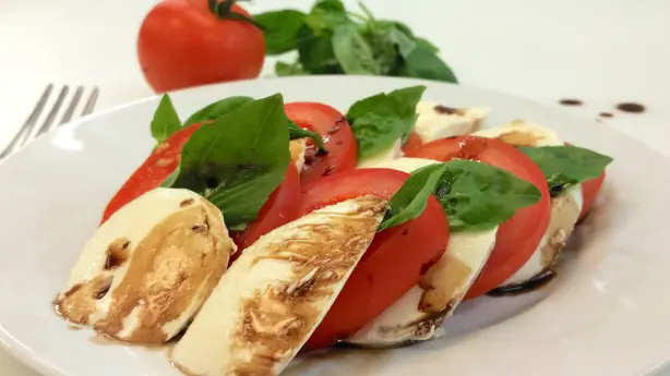 Foto von Insalata Caprese – Der puristische Klassiker von der Insel Capri – fertig angerichtet