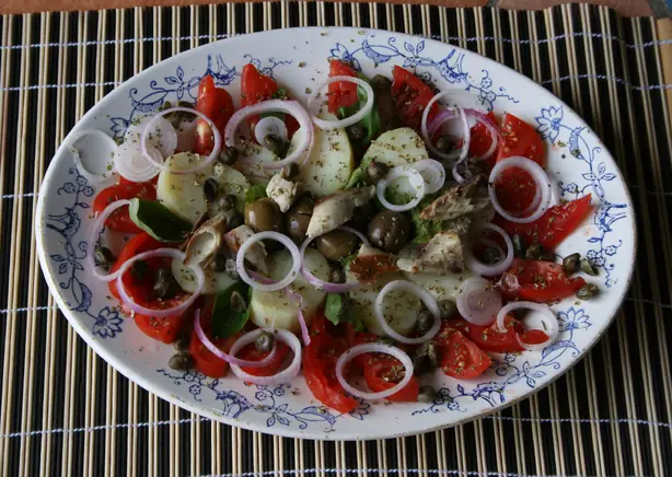 Foto von Insalata Pantesca – Der aromatische Kartoffelsalat aus Pantelleria – fertig angerichtet