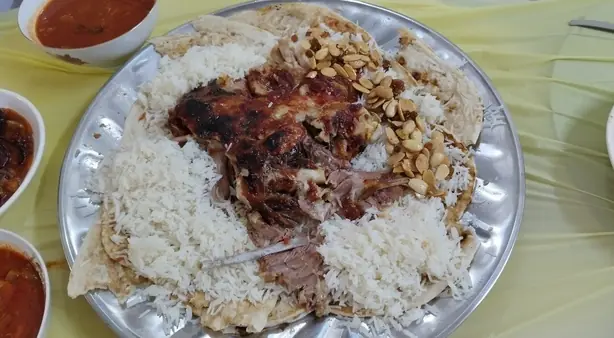 Foto von Irakisches Quzi (Lamm auf Gewürzreis) – fertig angerichtet