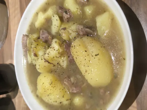 Foto von Irischer Skirts and Kidneys Eintopf – fertig angerichtet