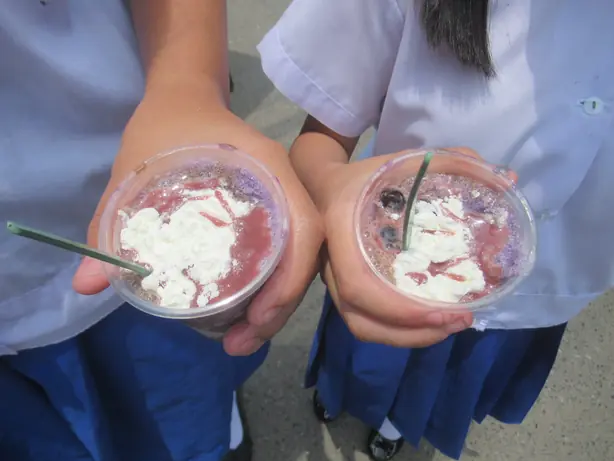 Foto von Iskrambol (Ice Scramble) – Der philippinische Pink-Slush-Klassiker – fertig angerichtet