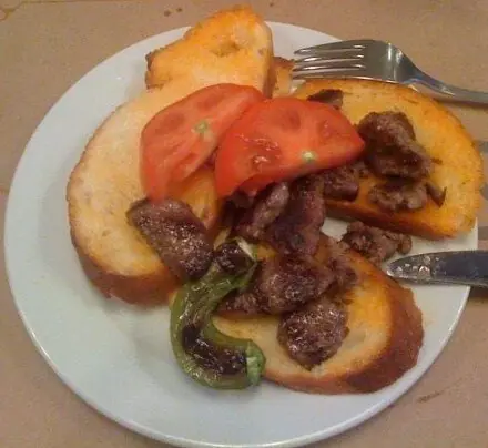 Foto von Islama Köfte - Der legendäre 'nasse' Burger aus Adapazarı – fertig angerichtet