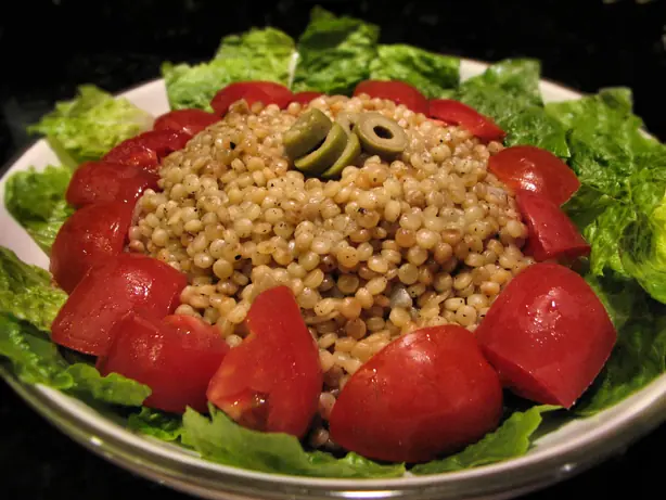 Foto von Israelischer Couscous (Ptitim) mit Röstzwiebeln und Tomate – fertig angerichtet