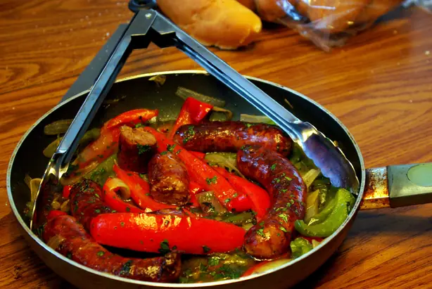 Foto von Italienisch-Amerikanische Salsiccia-Pfanne mit Paprika (Sausage and Peppers) – fertig angerichtet