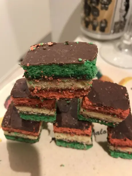 Foto von Italienische Regenbogen-Kekse (Rainbow Cookies) – fertig angerichtet