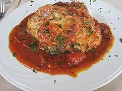 Foto von Italo-Amerikanisches Chicken Parmesan – fertig angerichtet