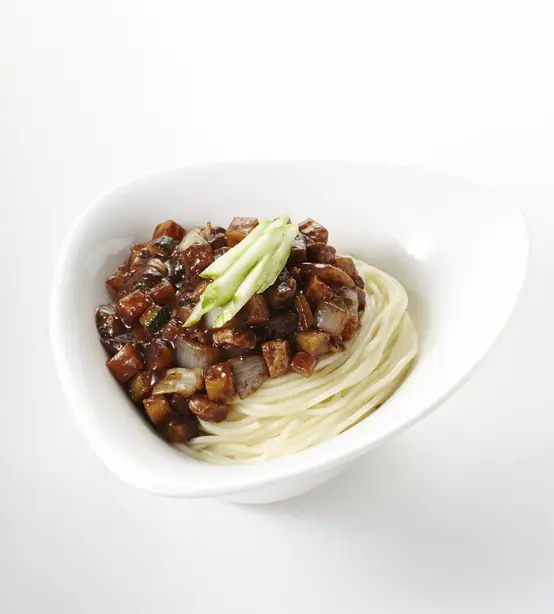 Foto von Jajangmyeon – Koreanische Nudeln an schwarzer Bohnensauce – fertig angerichtet