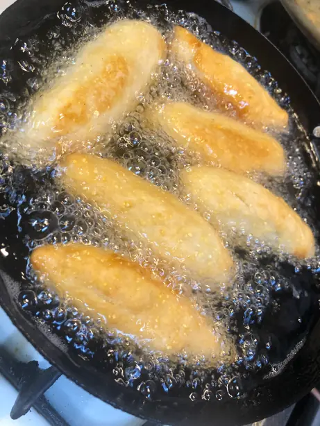 Foto von Jamaican Festival - Knusprige karibische Maismehl-Knödel – fertig angerichtet