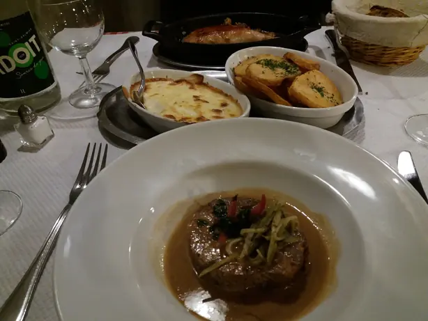 Foto von Jambonette - Gefüllte Hähnchenkeule nach französischer Art – fertig angerichtet