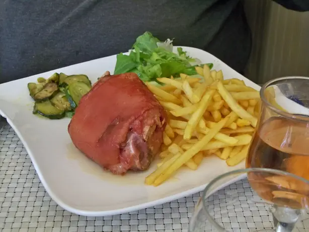 Foto von Jambonneau laqué au Miel - Zartes Honig-Schweinshaxerl nach französischer Art – fertig angerichtet