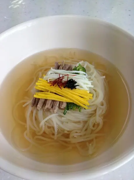 Foto von Janchi-guksu – Koreanische Festtagsnudeln in warmer Brühe – fertig angerichtet