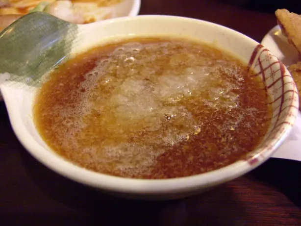 Foto von Japanischer Tempura-Dip (Tentsuyu) – fertig angerichtet