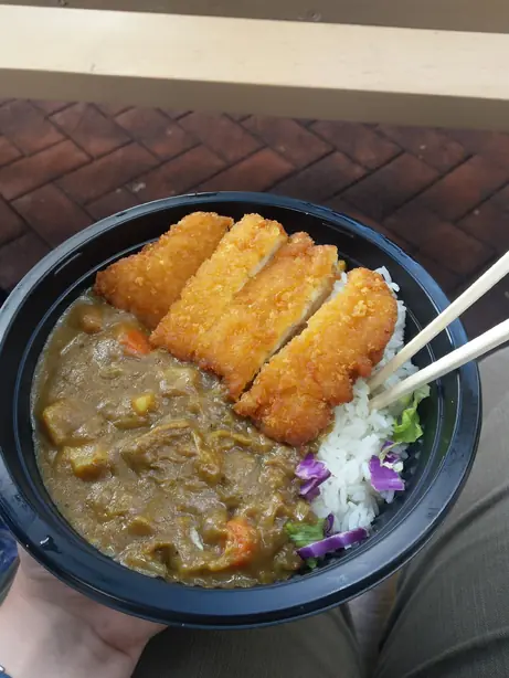 Foto von Japanisches Curry (Kare Raisu) - Der cremige Familienklassiker – fertig angerichtet