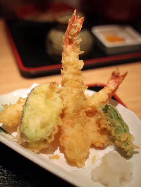 Foto von Japanisches Tempura mit Meeresfrüchten und Gemüse – fertig angerichtet
