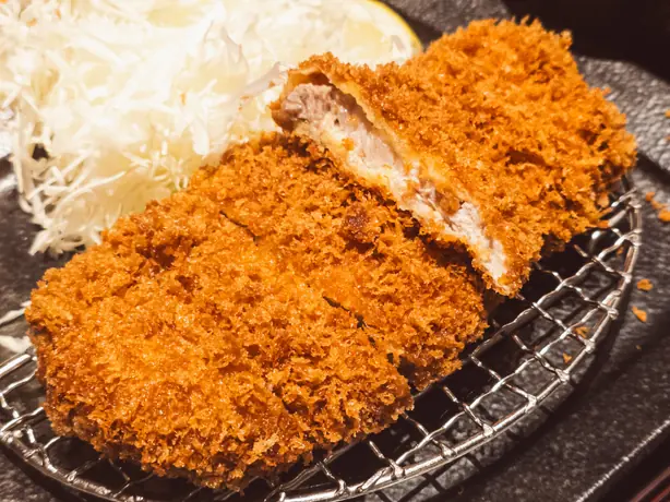 Foto von Japanisches Tonkatsu (Knuspriges Schweineschnitzel) – fertig angerichtet