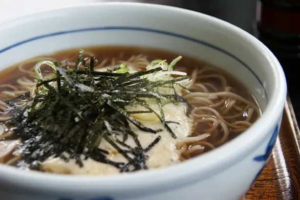 Foto von Japanisches Tororo (Geriebene Yamswurzel) – fertig angerichtet